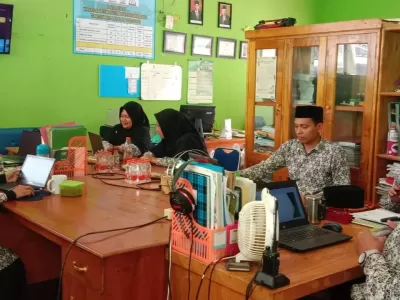 Rapat Bulanan Bersama Manajemen Unit